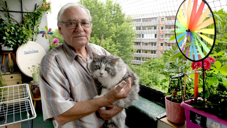 Günter Erlmann mit Kater Dicker auf dem Balkon ihrer Wohnung in der Olbersdorfer Hochwaldstraße. Er hat seinen Balkon wegen seiner zwei Katzen mit einem Netz verhangen und so auch etwas Ruhe vor den Tauben.