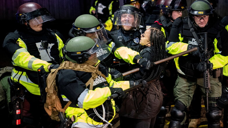 Eine Demonstrantin wird von der Polizei während eines Protests gegen Polizeigewalt in Brooklyn Center festgenommen.