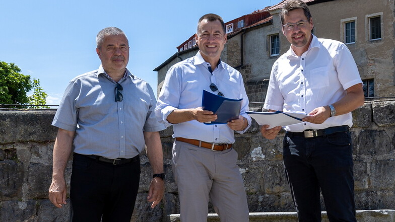 Torsten Herbst (Mitte) zusammen mit Landrat Michael Geisler (links) und Bürgermeister Daniel Brade bei dem Besuch auf Burg Hohnstein.