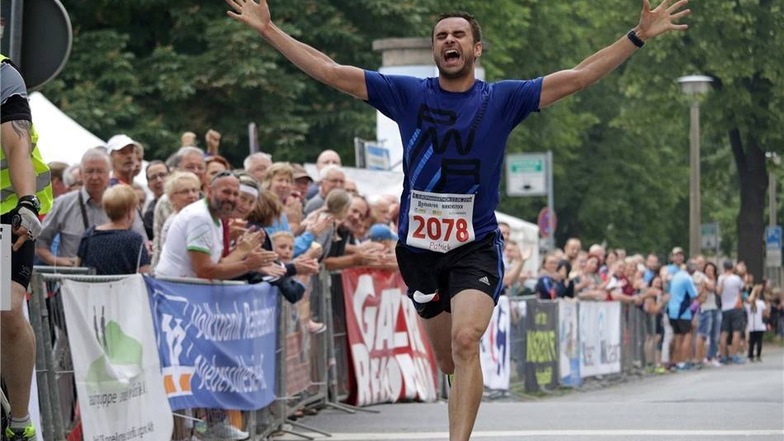 Der Görlitzer Patrick König schreit seine Freude über seinen Sieg auf der Halbmarathon-Strecke heraus. Der Görlitzer war bei allen 15 Görlitzer Läufen seit 2004 über diese Distanz am Start und hat sich jetzt seinen Traum erfüllt.