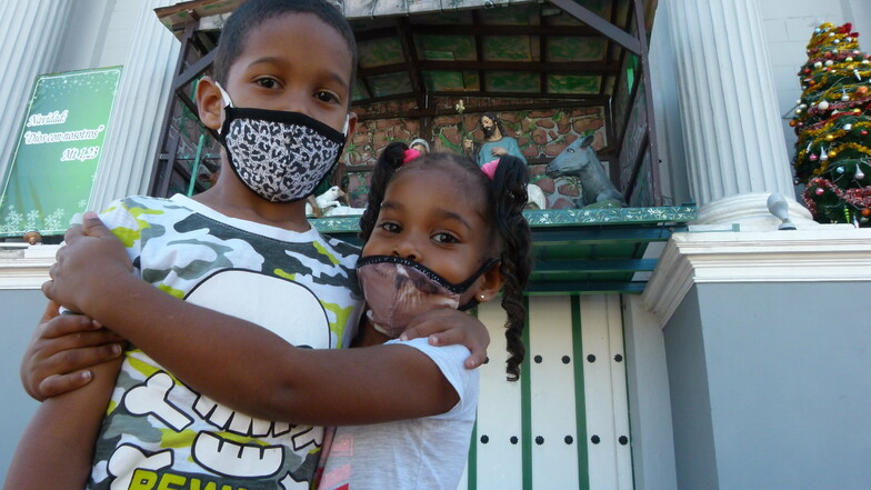 asobuco nennen die Kubaner die Mund- und Nasenbedeckung, die auf der Insel auch für Kinder Pflicht ist.