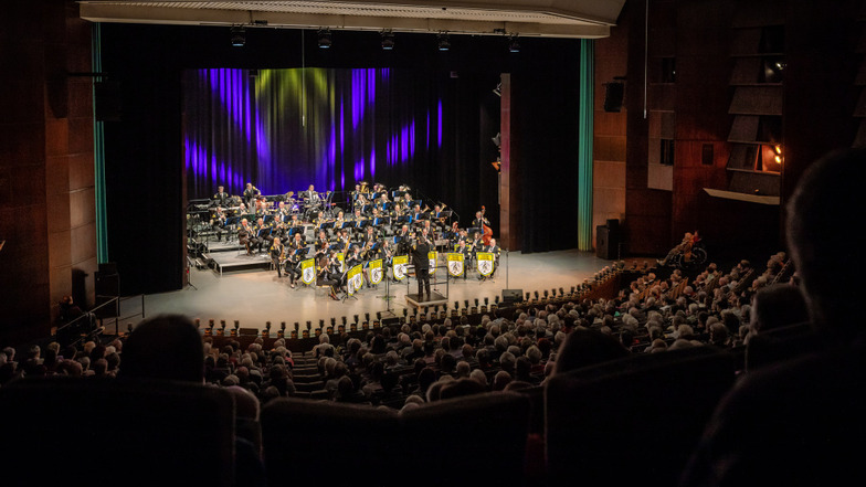 Das Orchester Lausitzer Braunkohle nahm bei seinem Jahreskonzert unter der Leitung von Sebastian Peter Zippel in der Lausitzhalle Hoyerswerda die Zuhörer im ausverkauften Saal mit auf eine „Musikalische Fantasie-Reise“.