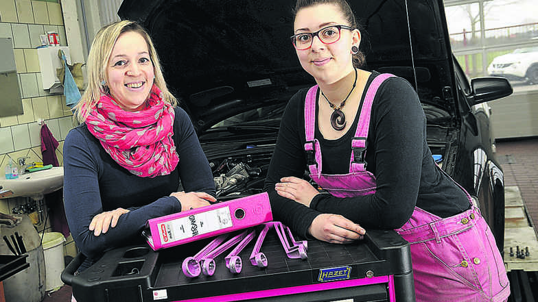 Carolin (r.) und Lydia Gahse in der „Werkstatt in pink“.