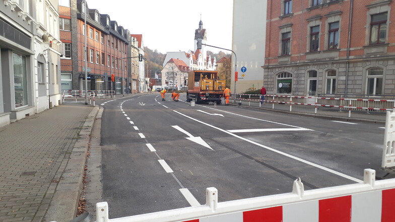 Die Dresdner Straße hat neuen Asphalt und auch einen Radstreifen bekommen.