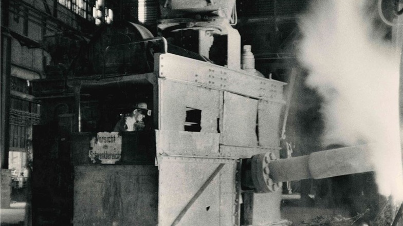 Ein weiteres Foto der Ausstellung zeigt einen Chargierkran beim Befüllen eines Siemens-Martin-Ofens im Martinwerk II.