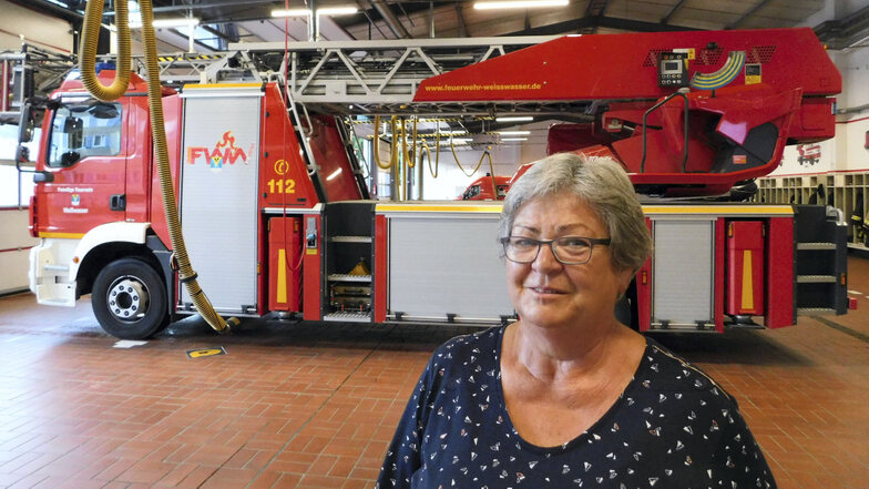 Irene Schreiner ist seit 50 Jahren bei der Freiwilligen Feuerwehr. Stationen waren die Wehren in Krauschwitz-West, das Kraftwerk Boxberg, wo sie einst Wehrleiterin war, und Weißwasser. Hier ist sie heute in der Alters- und Ehrenabteilung und noch immer a