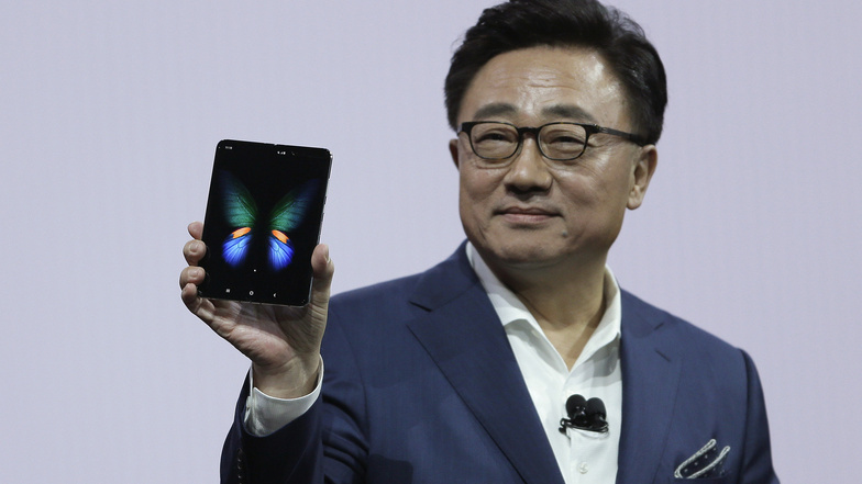  Dong-Jin Koh zeigt das neue Galaxy Fold Smartphone