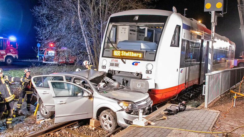 Die Citybahn und ein Opel stoßen am Donnerstag in Oelsnitz zusammen. Der Autofahrer überlebt den Unfall nicht.
