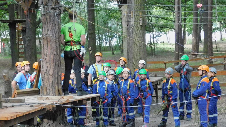 Die Lampertswalder Feuerwehr-Kids im Jahr 2020 bei einem Ausflug in den Moritzburger Hochseilgarten.