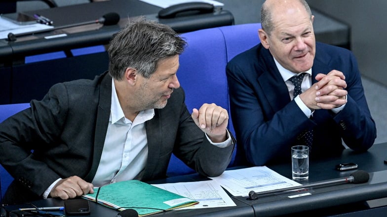 Die Grünen um Wirtschaftsminister Robert Habeck (l.) ziehen in einer aktuellen Umfrage abermals an der SPD von Kanzler Olaf Scholz vorbei.