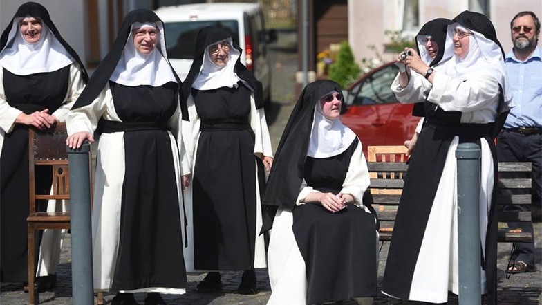 Verfolgten das Treiben am Straßenrand: Die Schwestern des Klosters St. Marienthal.