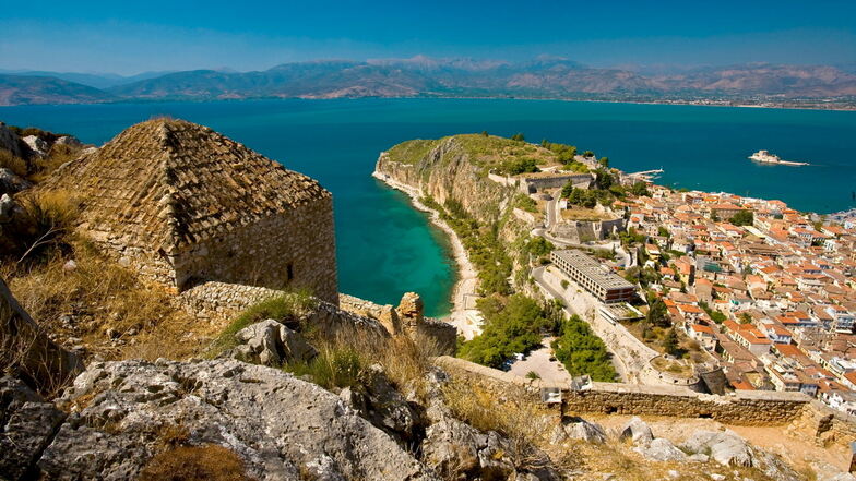 Türkisblaues Meer vor dem Fenster und berühmte Orte wie Olympia und Delphi sind nicht weit: Die griechische Halbinsel Peloponnes bietet abwechslungsreichen Herbsturlaub.