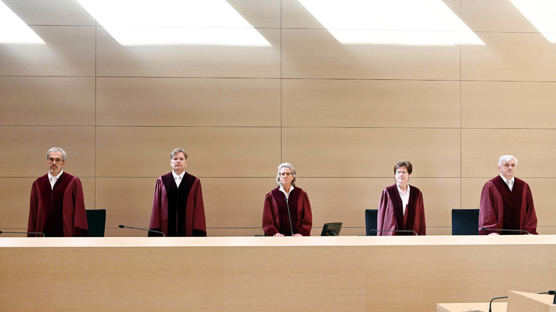 Der vierte Strafsenat beim Bundesgerichtshof (BGH) verkündet das Urteil zur Verhandlung über das Mord-Urteil gegen Berliner Autoraser. Verurteilungen wegen Mordes nach Autoraser-Unfällen sind bislang selten.