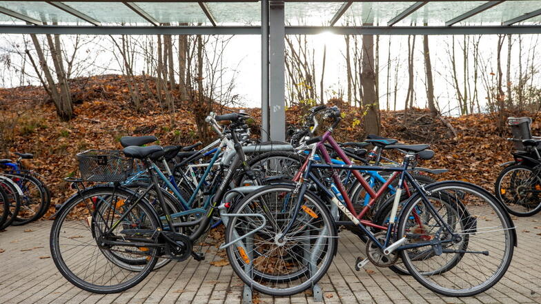 Fahrräder am Bahnhof Pirna: Eine Videoüberwachung ist bedenklich, zusätzliche Lampen sind zu teuer.