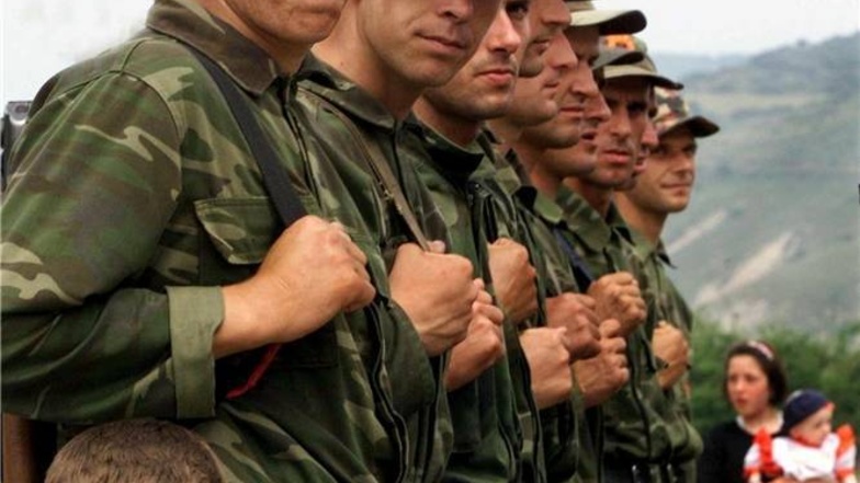 Guerilla-Kämpfer der Kosovo-Befreiungsarmee stellen sich am Stadtrand von Pristina auf und warten auf den Abzug der serbischen Truppen.
