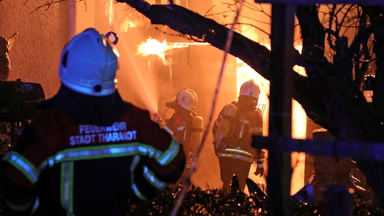 In der Nacht zu Montag wurden zahlreiche Feuerwehrleute zu einem Scheunenbrand in Pohrsdorf bei Tharandt gerufen.