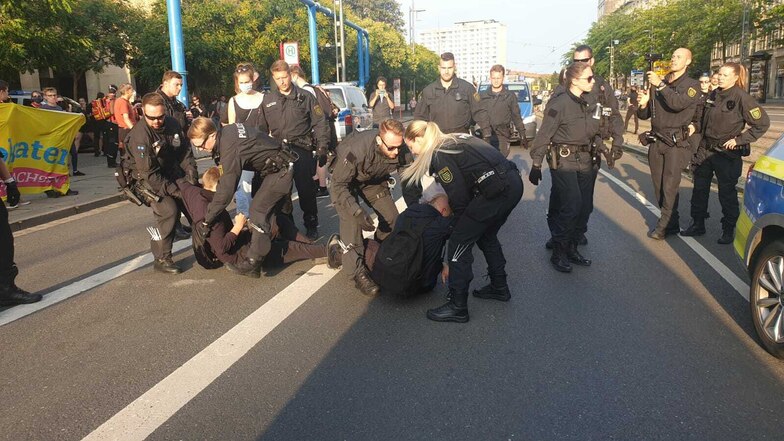 Mehrere Menschen setzten sich am Montagabend auf die Wilsdruffer Straße. Laut Polizei wurde dadurch aber nicht der Pegida-Demozug gestört.