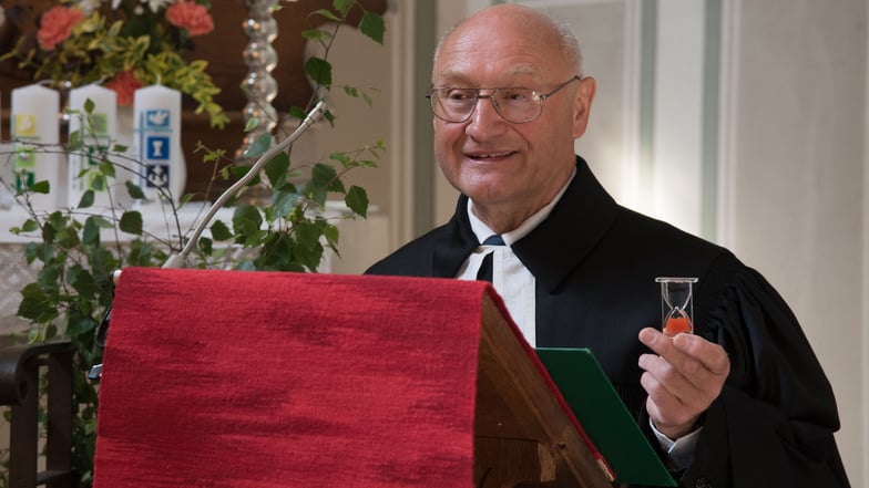 Pfarrer Klaus Urban ist in den Ruhestand gegangen. Nun sucht Ottendorf einen neuen Pfarrer.