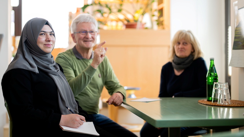 Flüchtlingspate Wolfgang Dvorak bereitet Marina Amiri (l.) auf eine Deutschprüfung vor. Susette Mildner (r.) koordiniert die Arbeit der Paten für den Verein Willkommen in Bautzen.