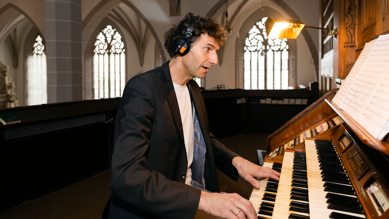 Michael Vetter (Foto) und Friedemann Böhme proben für das Doppelkonzert zum Auftakt des Bautzener Orgelsommers an diesem Mittwoch.