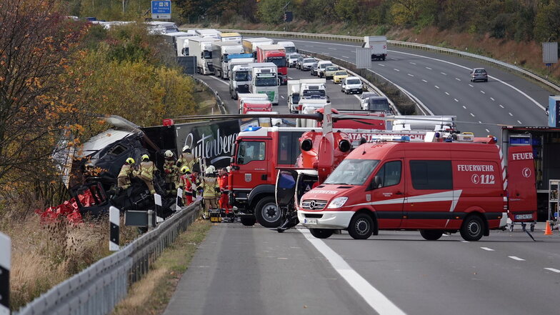 Bei einem Unfall auf der A4 bei Nossen ist ein Feuerwehrmann und Familienvater aus Kattnitz verunglückt. Mittlerweile sind mehrere Hilfsaktionen für den Schwerverletzten und dessen Familie angelaufen.