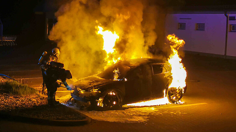 Zu einem Personenkraftwagen-Brand kam es am späten Sonntagabend (27. Juni) gegen 23.25 Uhr auf dem Parkplatz eines Supermarktes an der Wittichenauer Straße in Hoyerswerda. Aus bisher ungeklärter Ursache ging hier ein Mazda CX 3 in Flammen auf. Der herbeig