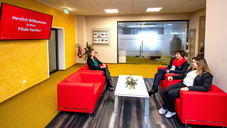 Der Wartebereich in der Harthaer Filiale ist in der typischen Farbe der Sparkasse, in Rot, gestaltet.