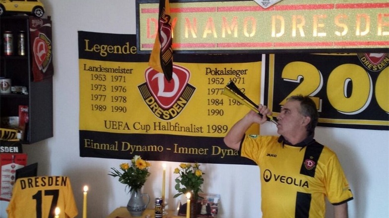 So sieht die Wohnstube von Fernando Hayn in Ratingen aus. „Ich bin Dynamo-Fan seit ich denken kann“, sagt er.