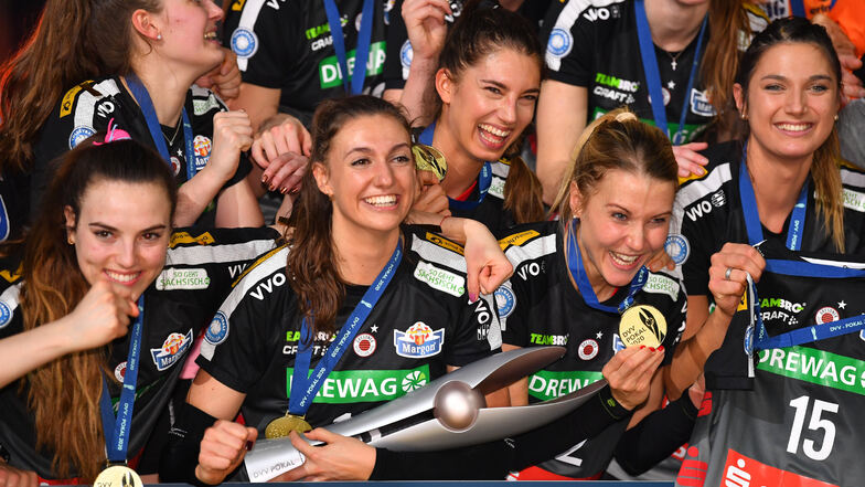 Lena Stigrot (vorn 2. v. l.) hat mit dem DSC den Volleyball-Pokal gewonnen. Ihr Trikot bringt bei der Versteigerung 500 Euro.