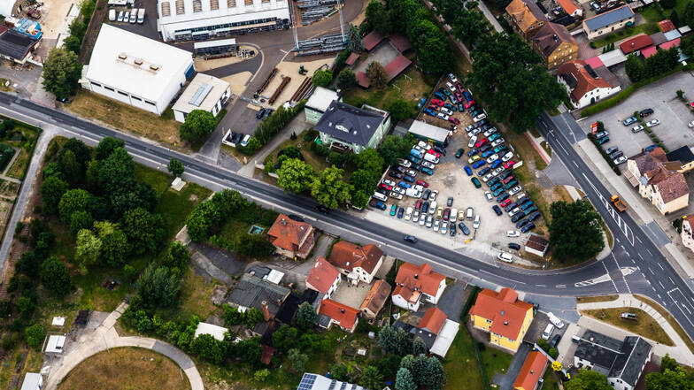 Das Grundstück unten links auf dem Bild und rechts in der Mitte, wo sich ein Autohandel befindet, wären ideale Standorte für ein gemeinsames Gerätehaus der Ortsfeuerwehren Bernsdorf und Straßgräbchen. Beide sind aber nicht zu haben.