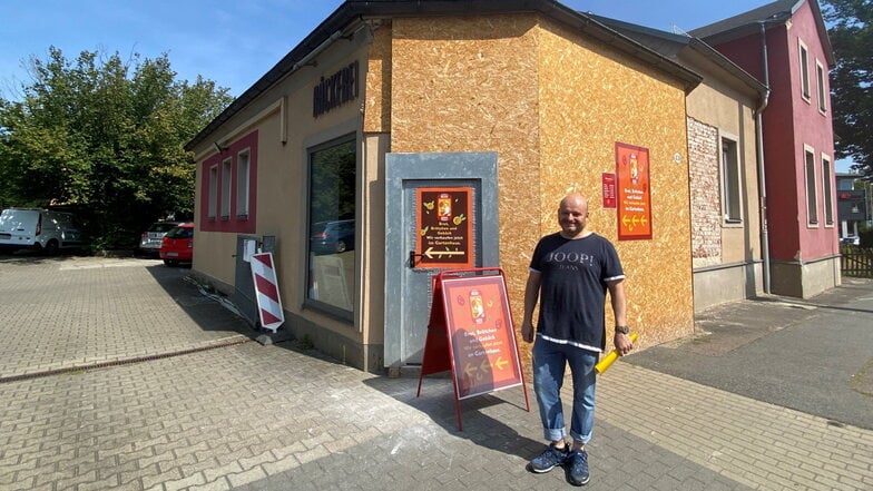 Bäckermeister Stefan Richter vor seinem Verkaufsraum in Dresden, der noch provisorisch verschlossen ist. Demnächst beginnt der Wiederaufbau.