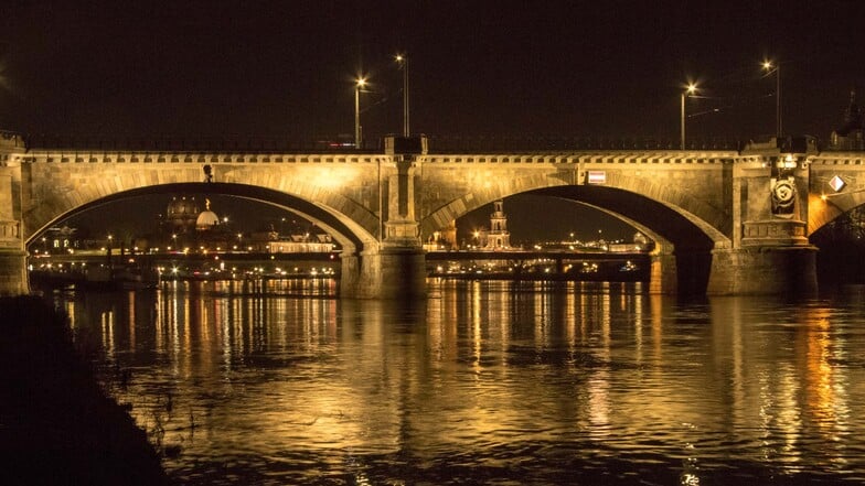 Von 62-LED-Leuchten angestrahlt bietet die Albertbrücke nachts ein schönes Bild. Doch am 13. Dezember wurden die LED-Strahler dauerhaft abgeschaltet, um Energie zu sparen.