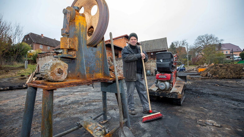 Klaus Michalik, der Sohn von Günter Michalik, hat in den letzten Wochen viel zu tun gehabt, um die Reste der Scheune zu beseitigen. Diese Maschine hat den Brand überstanden.