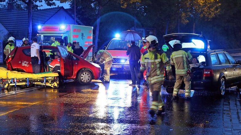 Zwei Insassen des Audi erlitten bei dem Unfall leichte Verletzungen.