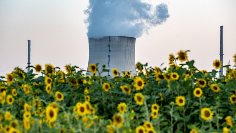 Läuft das Kernkraftwerk Isar 2 in Niederbayern am Ende doch länger als bis Dezember? Die Debatte nimmt Fahrt auf.