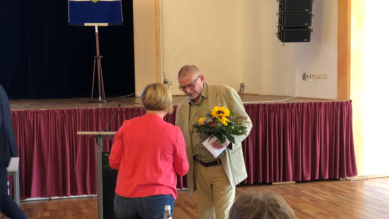 Volker Thomas - hier im Gespräch mit Linke-Chefin Uta Knebel - verlässt den Riesaer Stadtrat. Zum Abschied gab's Blumen von der Stadtverwaltung.