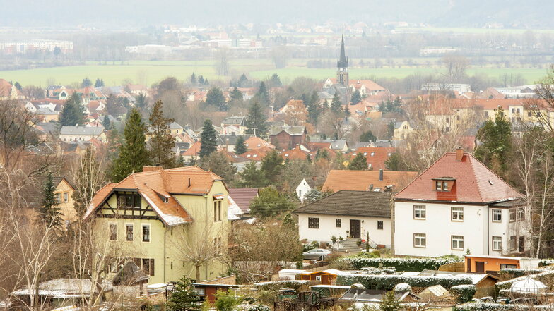 Blick von oben nach unten, von der Ruine des Wartturms aus gesehen: Dorfkern, Kirche und Grünflächen im Unterdorf von Weinböhla.