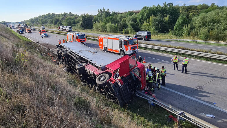 Laster kippt auf die A14 bei Leipzig: Fahrer schwer verletzt