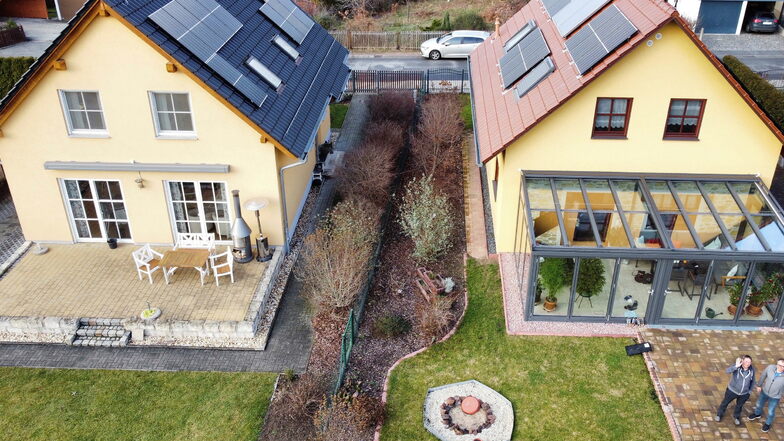 Zwei Kraftwerke auf dem Dach: Die Hauseigentümer Steffen Metzler (r.) und Bernd Anders stehen in der Schillerstraße in Coswig vor ihren Photovoltaikanlagen. Doch wie effizient ist diese Solar-Technik tatsächlich? Es gibt Zweifel eines Experten.