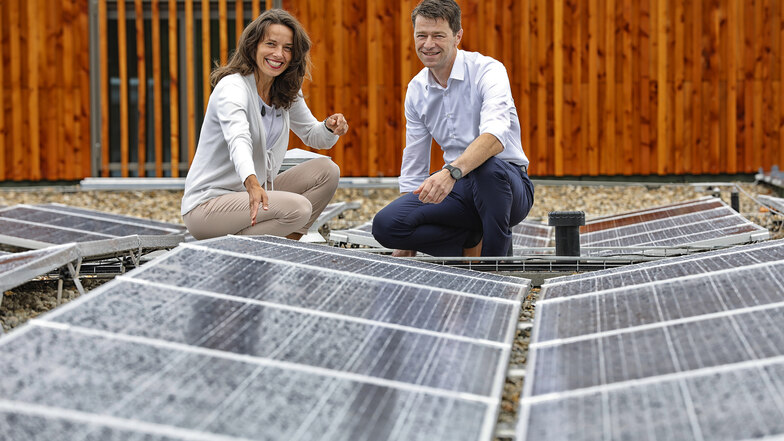 Trixi-Geschäftsführerin Annette Scheibe und Gunnar Schneider von der Enso weihten 2018 auf dem Dach des neuen Waldstrandhotels eine Photovoltaik-Anlage ein. Rund 92.000 Kilowattstunden können damit jährlich für Trixi erzeugt werden.