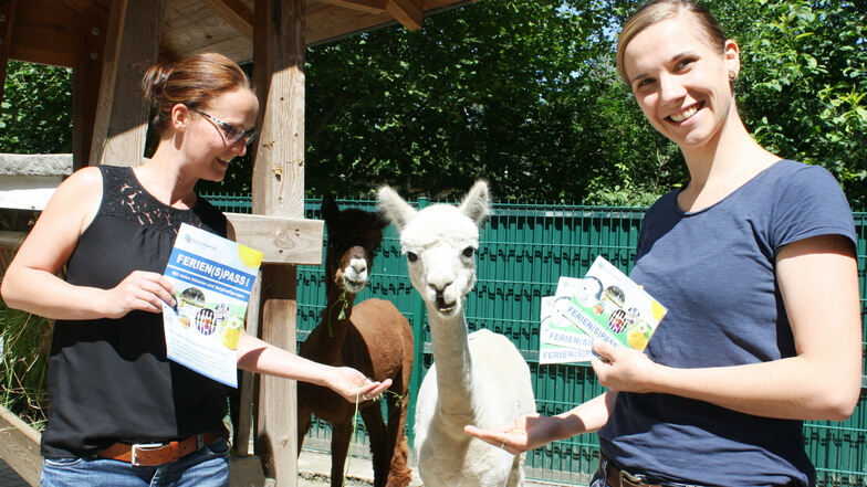 Projektverantwortliche Madlen Raupach (r.) und Christina Tetzelt vom Bürger- und Tourismusservice präsentieren den Bischofswerdaer Ferienpass. Damit  gibt es unter anderem einen Tierpark-Besuch gratis.