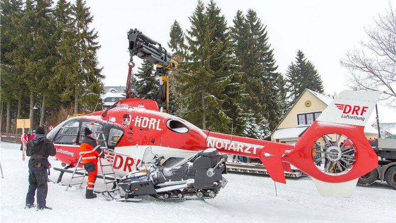 Der Rettungshubschrauber war am Sonntag beim dritten Versuch auf der sogenannten Idiotenwiese in Oberwiesenthal gelandet, um ein verletztes Kleinkind zu bergen.