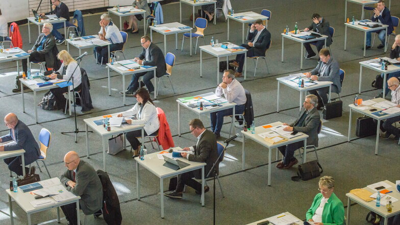 Der Kreistag in der Sporthalle des Beruflichen Schulzentrums in Görlitz, hier ein Bild von der Sitzung im Oktober.