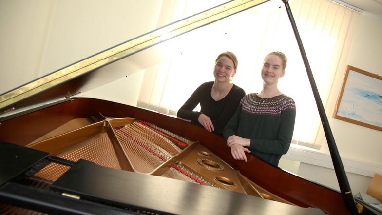 Elin Vater (links) und Martha Schröter von der Musikschule Niesky starten als Gesangsduo Anfang April zum Landesausscheid von „Jugend musiziert“ in Leipzig.