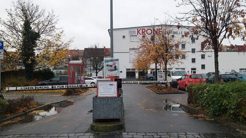 Die Schrankenanlage und die Parkautomaten auf dem Parkplatz an der Stadthalle „Krone“ in Bautzen sollen modernisiert werden. Die alte Anlage sorgte jetzt für Ärger bei Besuchern einer Veranstaltung.