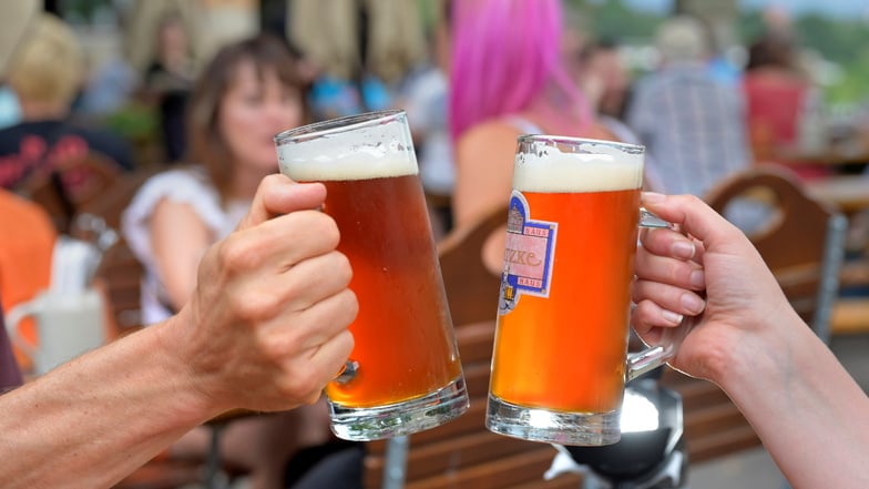 Prost: In Dresden ist der Sommer eingekehrt und viele Menschen zieht es deshalb wieder in die Biergärten. Wir stellen sieben vor, die man kennen muss - mit Bierpreisen und Öffnungszeiten.