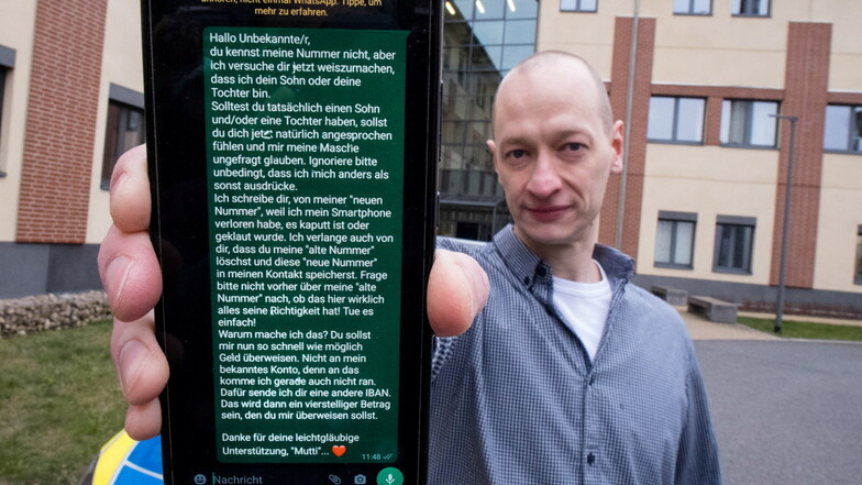 Kriminaloberkommissar Sebastian Berger zeigt ein Beispiel für einen Cybercrime-Text auf einem Smartphone. Er ist überspitzt, damit die Masche sofort erkennbar ist.