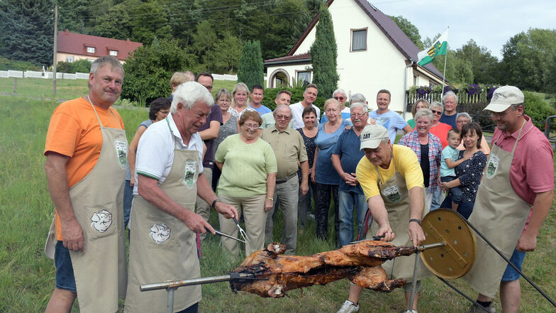 Die Anwohner vom Hohenlaufter Weg in Grunau gönnen sich seit 1988 einmal im Jahr ein Grillschwein. Gunter Herklotz (zweiter von links) zählt zu den Organisatoren der ersten Stunde. Auch beim letzten Mal war er dabei.