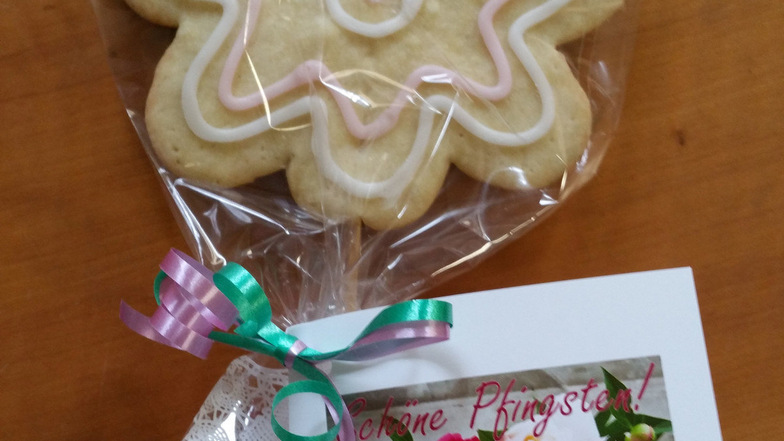 Roßweins Bürgermeister hat für Bewohner den Seniorenpflegeheimes Blumen-Kekse backen lassen.
