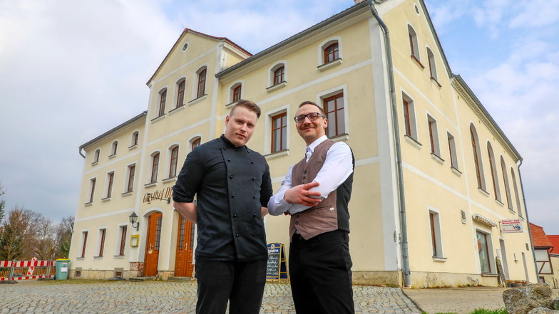 Das sind die neuen Betreiber des Gasthofes in Dittelsdorf:
Paul Runge (links), der für schmackhafte Gerichte sorgt, und Jonas Ehrentraut, der sich um den Service kümmert.